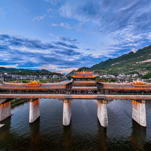 濯水古鎮(zhèn)風(fēng)雨廊橋