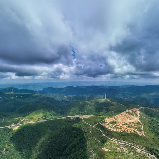 高山上的红色湖泊